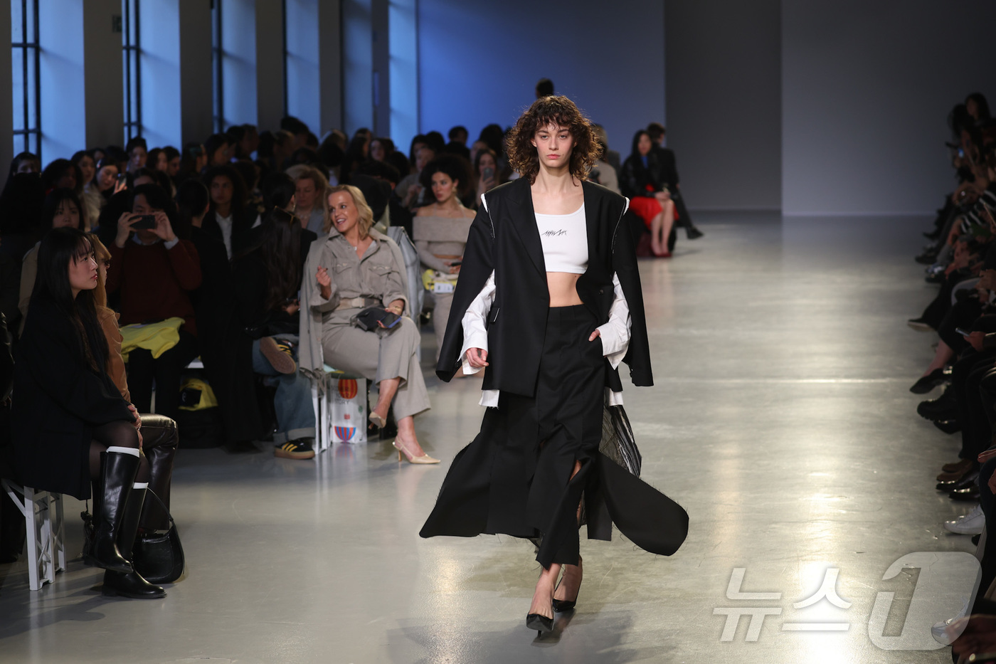 (파리=뉴스1) 이준성 기자 = 파리 패션위크 주간인 7일(현지시간) 프랑스 파리 팔레 드 도쿄에서 국내 패션 디자이너 브랜드로 이루어진 연합 패션쇼 ‘컨셉코리아 2025 FW’가 …