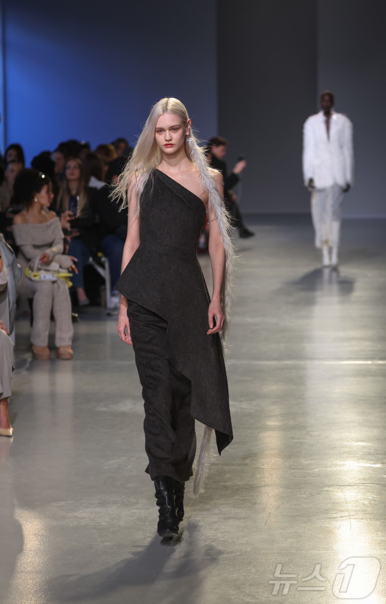 (파리=뉴스1) 이준성 기자 = 파리 패션위크 주간인 7일(현지시간) 프랑스 파리 팔레 드 도쿄에서 국내 패션 디자이너 브랜드로 이루어진 연합 패션쇼 ‘컨셉코리아 2025 FW’가 …