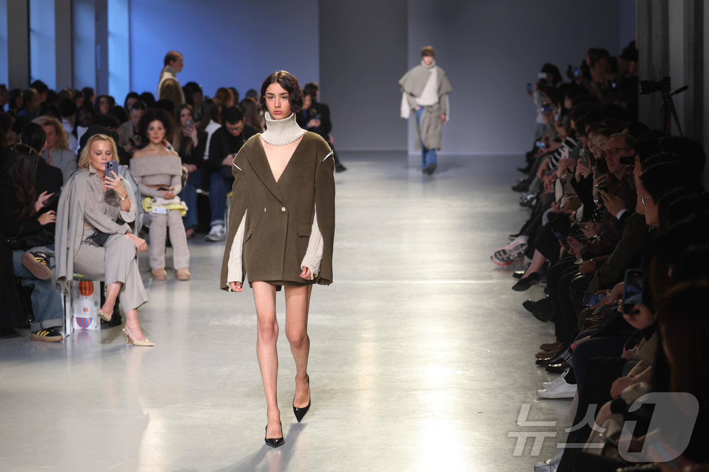 (파리=뉴스1) 이준성 기자 = 파리 패션위크 주간인 7일(현지시간) 프랑스 파리 팔레 드 도쿄에서 국내 패션 디자이너 브랜드로 이루어진 연합 패션쇼 ‘컨셉코리아 2025 FW’가 …