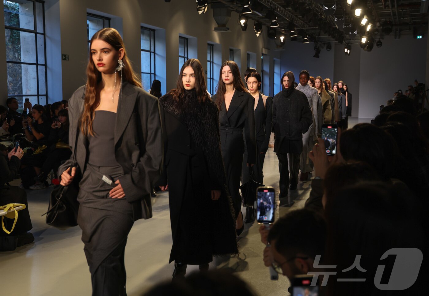 본문 이미지 - 파리 패션위크 주간인 7일(현지시간) 프랑스 파리 팔레 드 도쿄에서 국내 패션 디자이너 브랜드로 이루어진 연합 패션쇼 ‘컨셉코리아 2025 FW’가 열려 모델들이 런웨이에 올라 ‘리이(RE RHEE)’의 2025 FW 의상들을 선보이고 있다. 2025.3.7 ⓒ 뉴스1 이준성 기자