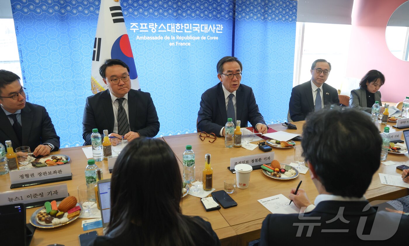 본문 이미지 - 폴란드에 이어 프랑스를 공식 방문 중인 조태열 외교부 장관이 7일&#40;현지시간&#41; 프랑스 파리 풀만 호텔에서 열린 특파원 간담회에서 발언하고 있다. 2025.3.8/뉴스1 ⓒ News1 이준성 기자
