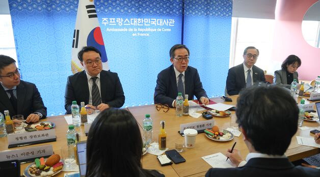 佛 방문, 특파원 간담회 하는 조태열 장관