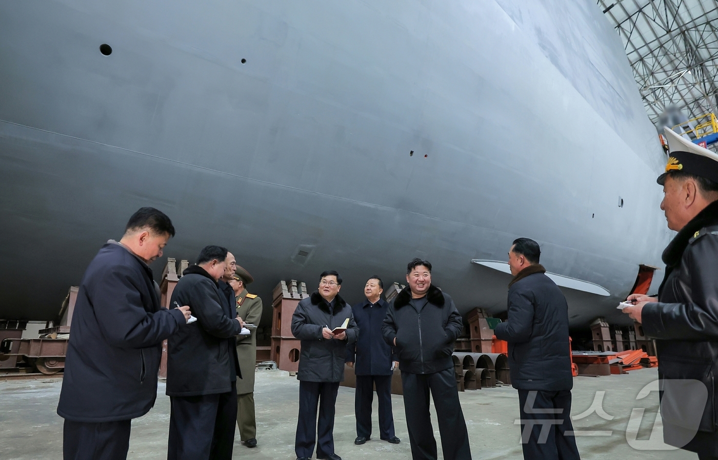 (평양 노동신문=뉴스1) = 북한 노동당 기관지 노동신문은 8일 김정은 북한 노동당 총비서가 "중요 조선소들의 함선 건조 사업을 현지에서 료해(점검)하고 선박 공업의 획기적 발전을 …