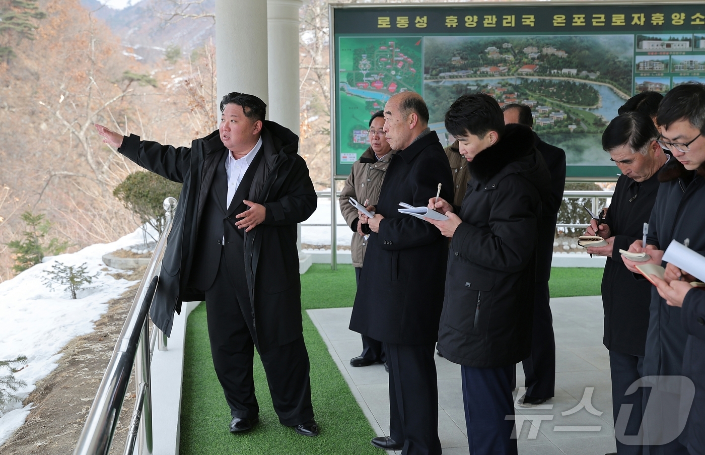 (평양 노동신문=뉴스1) = 북한 노동당 기관지 노동신문은 김정은 총비서가 함경북도 경성군의 온천 휴양시설인 온포근로자휴양소 신설 공사 현장을 방문했다고 8일 보도했다. [국내에서 …