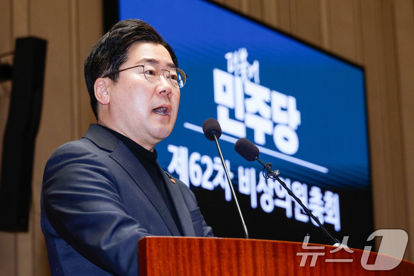 본문 이미지 - 박찬대 더불어민주당 원내대표가 8일 오전 서울 여의도 국회에서 법원의 윤석열 대통령 구속취소 인용과 관련해 열린 비상 의원총회에 참석해 모두 발언하고 있다. 2025.3.8/뉴스1 ⓒ News1 안은나 기자