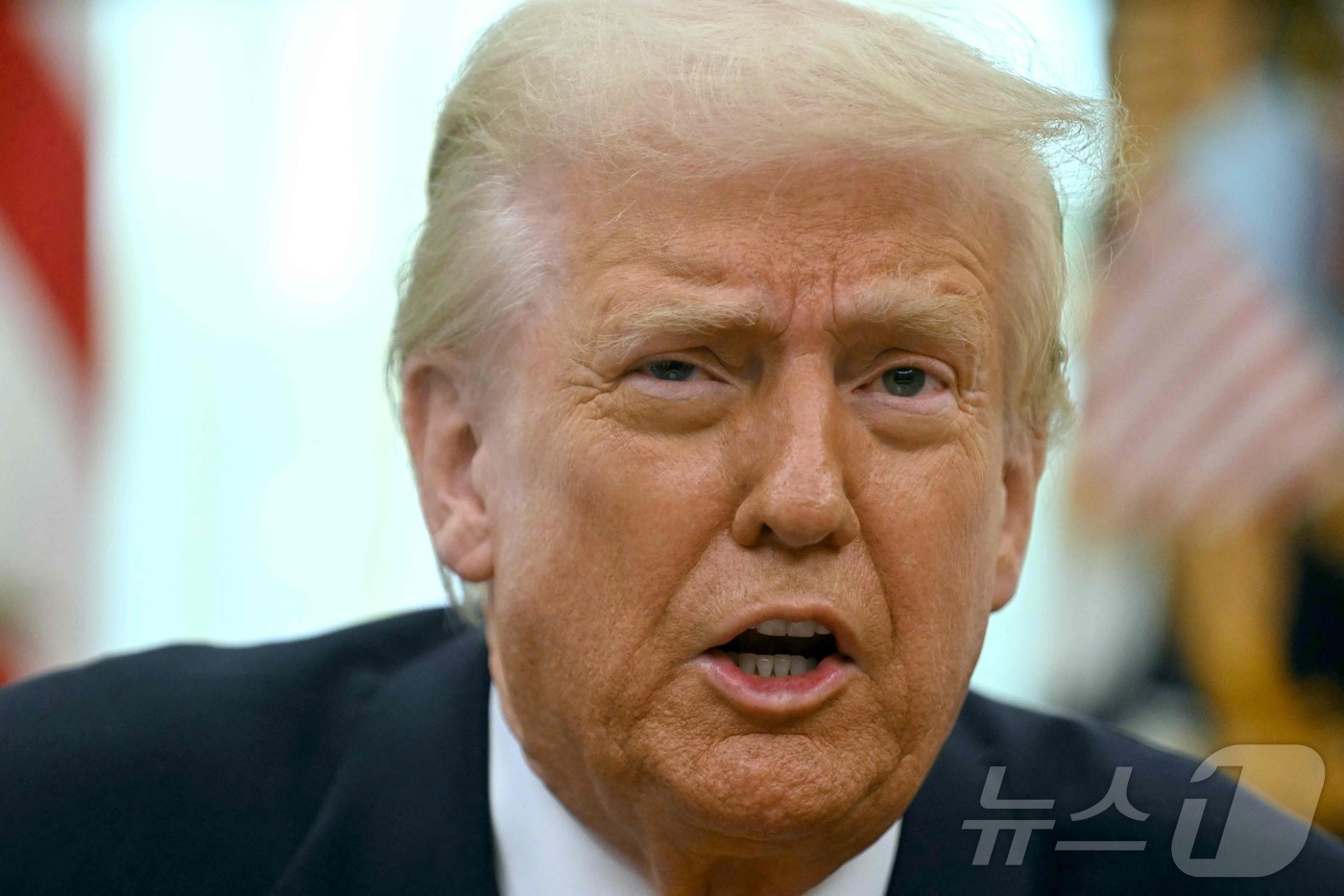 (워싱턴 AFP=뉴스1) 우동명 기자 = 도널드 트럼프 미국 대통령이 7일(현지시간) 워싱턴 백악관에서 취재진을 만나 "우리는 점차 반도체 사업을 잃었고 , 대만이 우리에게서 훔쳐 …