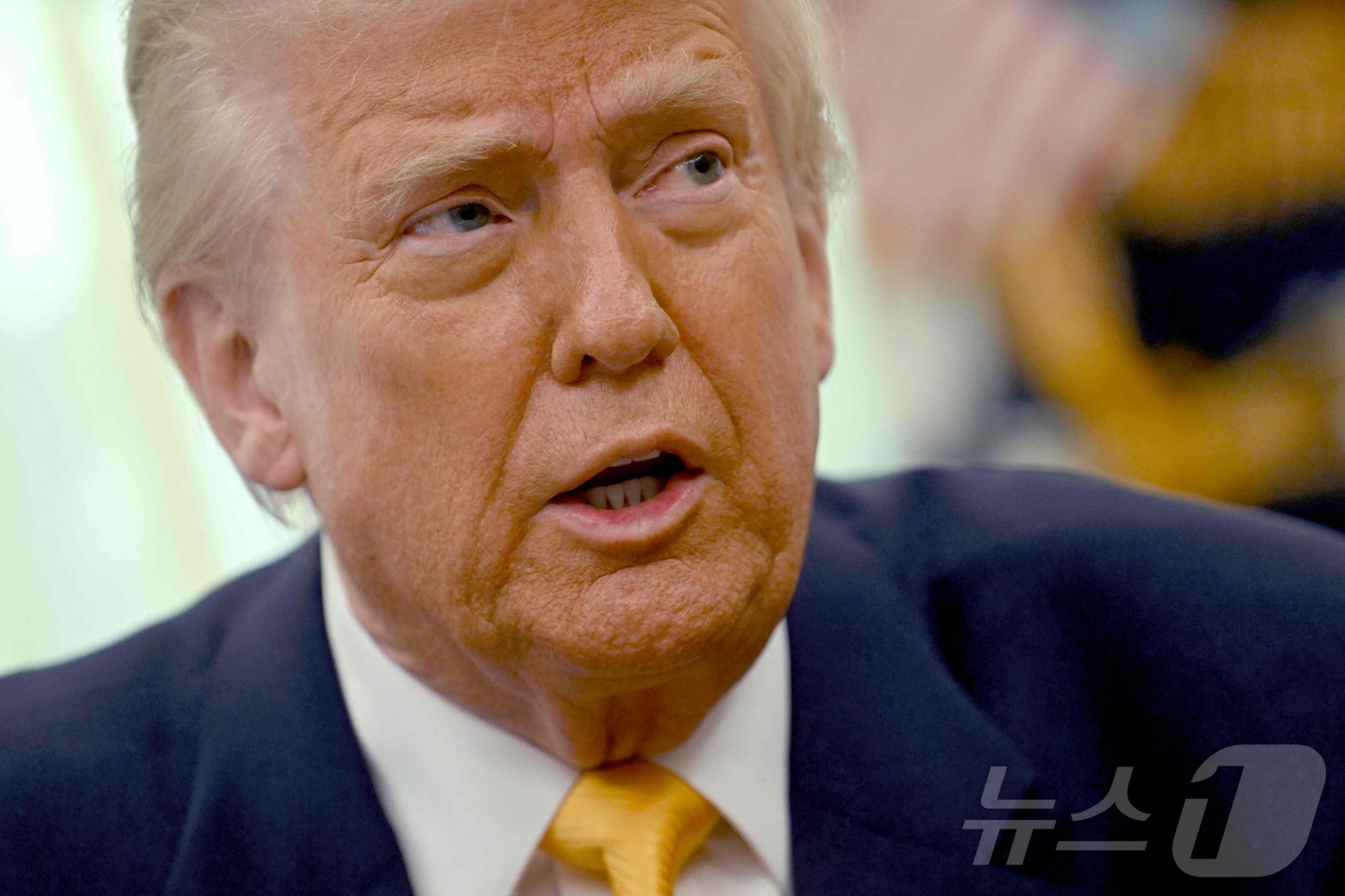 (워싱턴 AFP=뉴스1) 우동명 기자 = 도널드 트럼프 미국 대통령이 7일(현지시간) 워싱턴 백악관에서 취재진을 만나 "미국 반도체 사업 대부분 대만이 가져갔으며 약간은 한국에 있 …