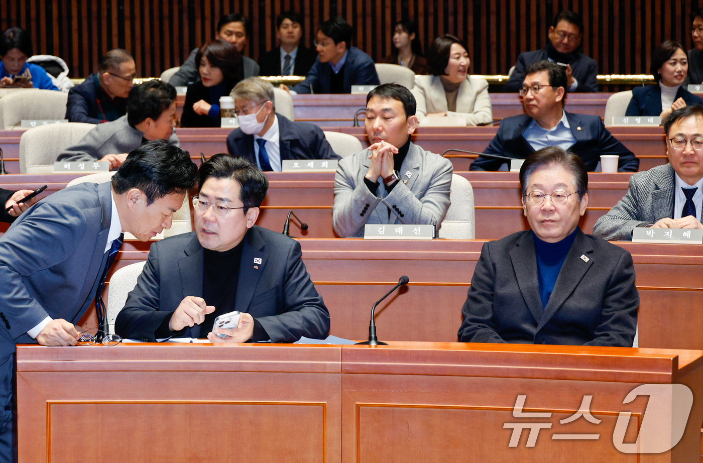 (서울=뉴스1) 안은나 기자 = 이재명 더불어민주당 대표, 박찬대 원내대표가 8일 오전 서울 여의도 국회에서 법원의 윤석열 대통령 구속취소 인용과 관련해 열린 비상 의원총회에 참석 …