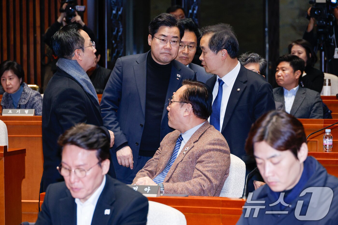 본문 이미지 - 박찬대 더불어민주당 원내대표가 8일 오전 서울 여의도 국회에서 법원의 윤석열 대통령 구속취소 인용과 관련해 열린 비상 의원총회에 참석해 이건태 의원, 박성준 원내수석부대표와 대화하고 있다. 2025.3.8/뉴스1 ⓒ News1 안은나 기자