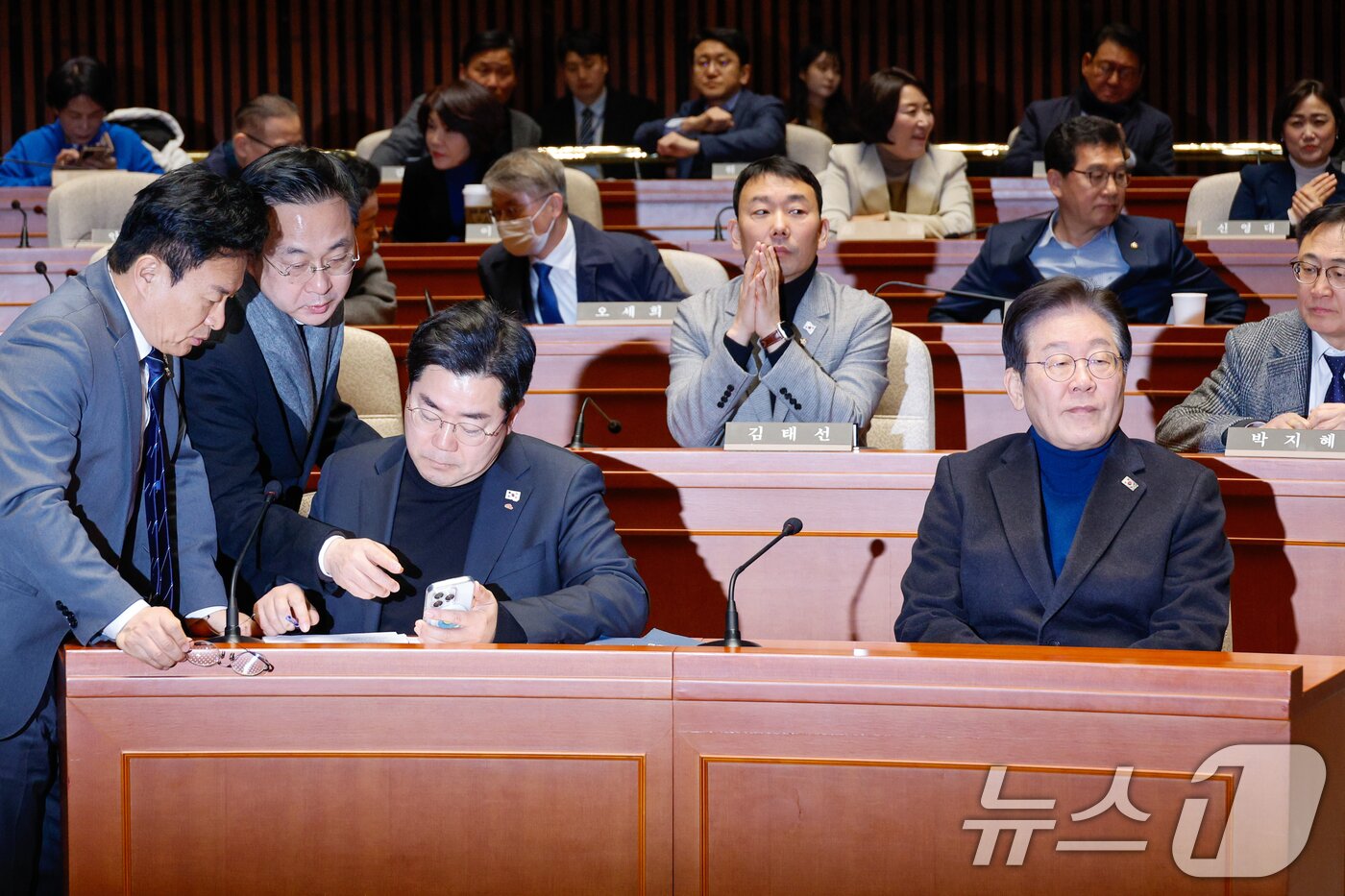 본문 이미지 - 박찬대 더불어민주당 원내대표가 8일 오전 서울 여의도 국회에서 법원의 윤석열 대통령 구속취소 인용과 관련해 열린 비상 의원총회에 참석해 박성준 원내수석부대표, 정진욱 비서실장과 대화하고 있다. 앞줄 오른쪽은 이재명 대표. 2025.3.8/뉴스1 ⓒ News1 안은나 기자