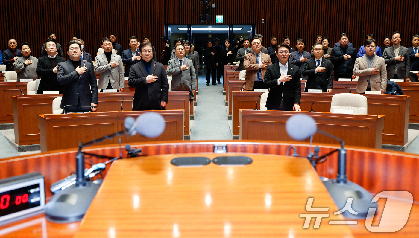 (서울=뉴스1) 안은나 기자 = 이재명 더불어민주당 대표, 박찬대 원내대표를 비롯한 의원들이 8일 오전 서울 여의도 국회에서 법원의 윤석열 대통령 구속취소 인용과 관련해 열린 비상 …