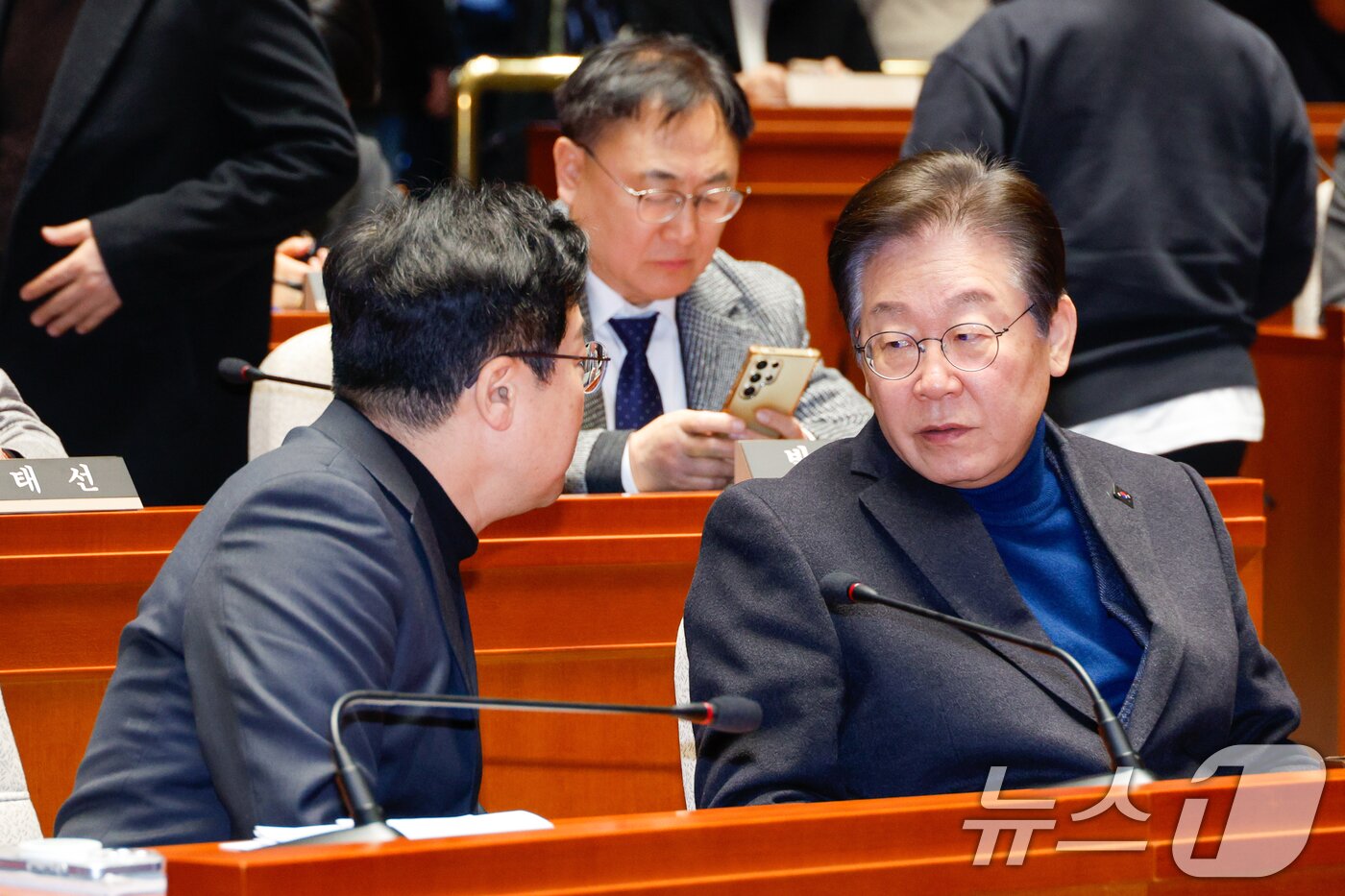 본문 이미지 - 이재명 더불어민주당 대표와 박찬대 원내대표가 8일 오전 서울 여의도 국회에서 법원의 윤석열 대통령 구속취소 인용과 관련해 열린 비상 의원총회에 참석해 대화하고 있다. 2025.3.8/뉴스1 ⓒ News1 안은나 기자