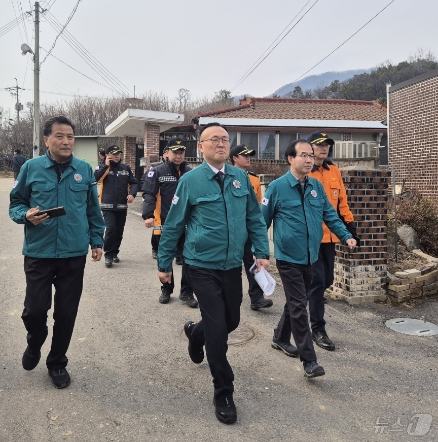 (서울=뉴스1) = 이한경 행정안전부 재난안전관리본부장이 지난 7일 경기 포천시 이동면 노곡리 공군 전투기 폭탄 오발 사고 현장을 점검하고 있다. (행안부 제공, 재판매 및 DB …