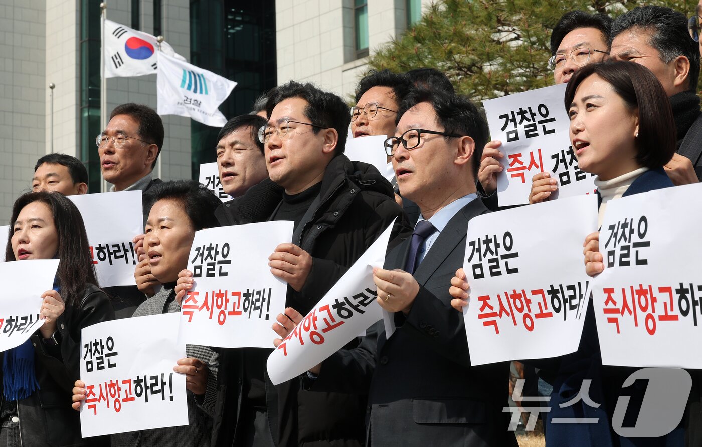 본문 이미지 - 박찬대 원내대표와 박범계 법제사법위원회 간사를 비롯한 더불어민주당 의원들이 8일 서울 서초구 대검찰청 앞에서 열린 법원의 윤석열 대통령 구속취소 인용 관련 &#39;윤석열 구속취소 즉각 항고 촉구 기자회견&#39;에서 검찰의 즉각 항고를 촉구하는 구호를 외치고 있다. 2025.3.8/뉴스1 ⓒ News1 오대일 기자