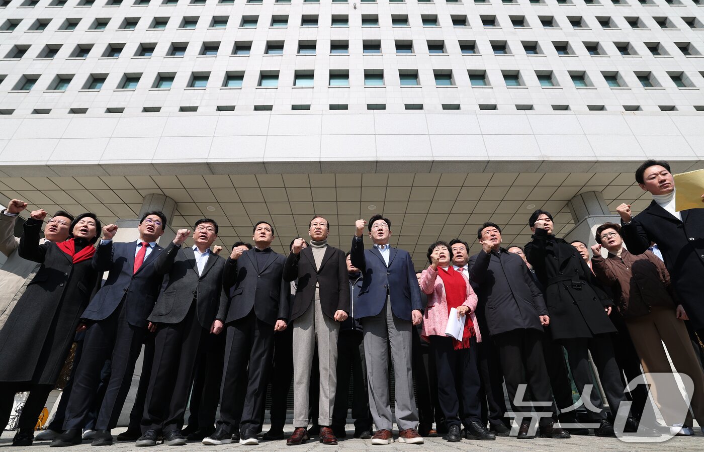 본문 이미지 - 권영세 비상대책위원장과 권성동 원내대표를 비롯한 국민의힘 의원들이 8일 서울 서초구 대검찰청 앞에서 열린 비상의원총회에서 윤석열 대통령의 즉각 석방을 촉구하는 구호를 외치고 있다. 2025.3.8/뉴스1 ⓒ News1 오대일 기자
