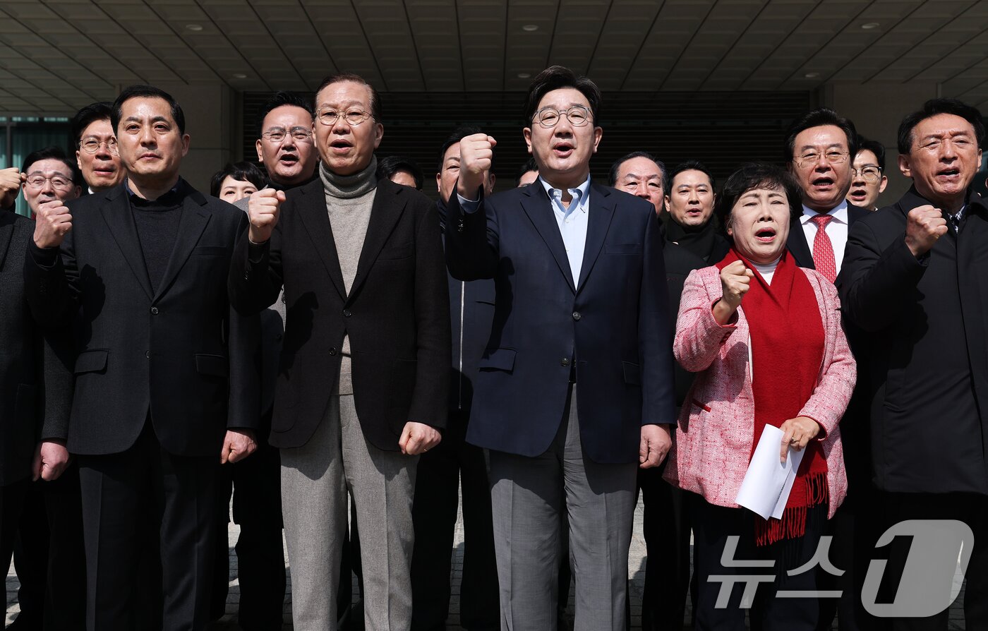 본문 이미지 - 권영세 비상대책위원장과 권성동 원내대표를 비롯한 국민의힘 의원들이 8일 서울 서초구 대검찰청 앞에서 열린 비상의원총회에서 윤석열 대통령의 즉각 석방을 촉구하는 구호를 외치고 있다. 2025.3.8/뉴스1 ⓒ News1 오대일 기자