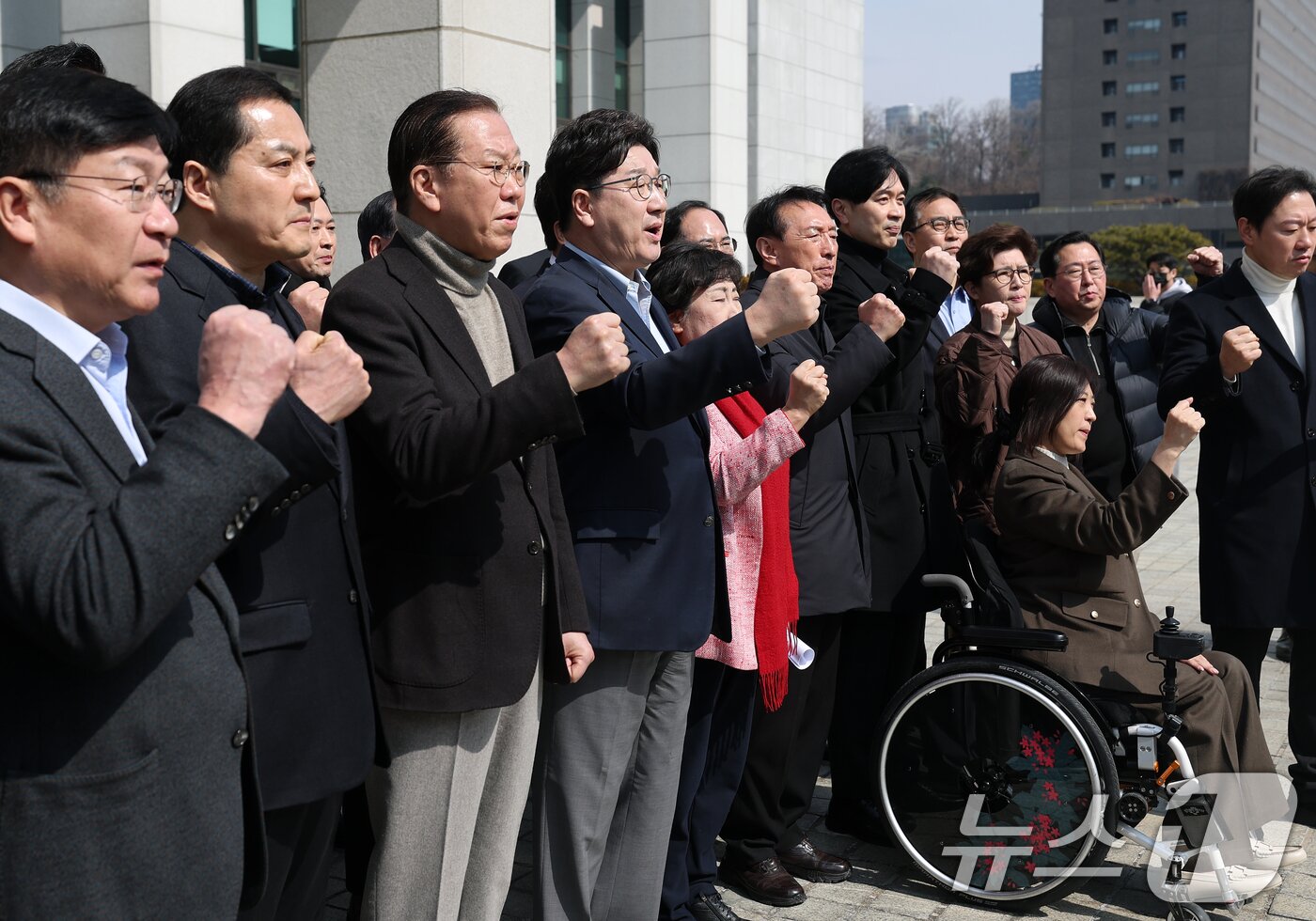 본문 이미지 - 권영세 비상대책위원장과 권성동 원내대표를 비롯한 국민의힘 의원들이 8일 서울 서초구 대검찰청 앞에서 열린 비상의원총회에서 윤석열 대통령의 즉각 석방을 촉구하는 구호를 외치고 있다. 2025.3.8/뉴스1 ⓒ News1 오대일 기자