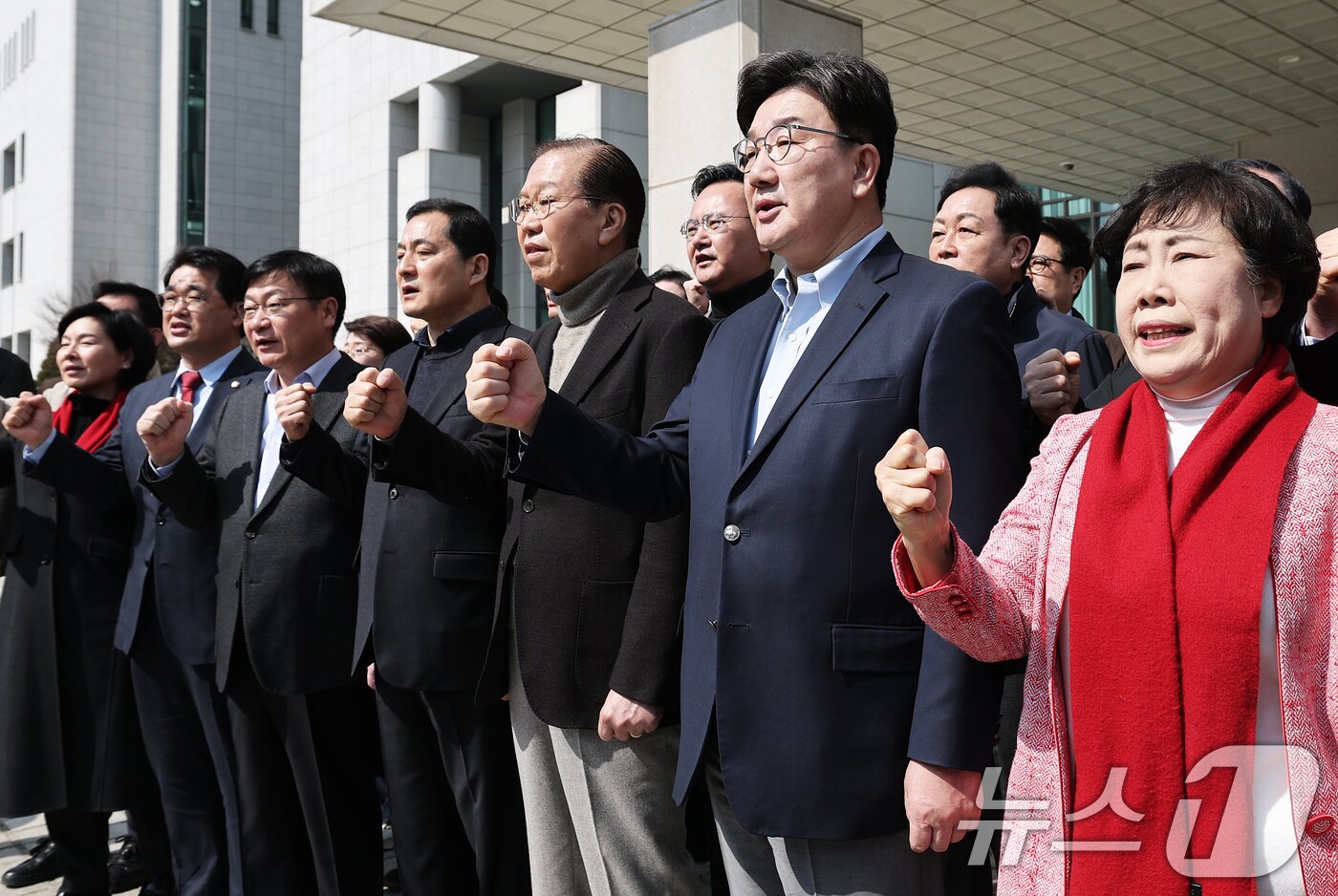 본문 이미지 - 권영세 비상대책위원장과 권성동 원내대표를 비롯한 국민의힘 의원들이 8일 서울 서초구 대검찰청 앞에서 열린 비상의원총회에서 윤석열 대통령의 즉각 석방을 촉구하는 구호를 외치고 있다. 2025.3.8/뉴스1 ⓒ News1 오대일 기자