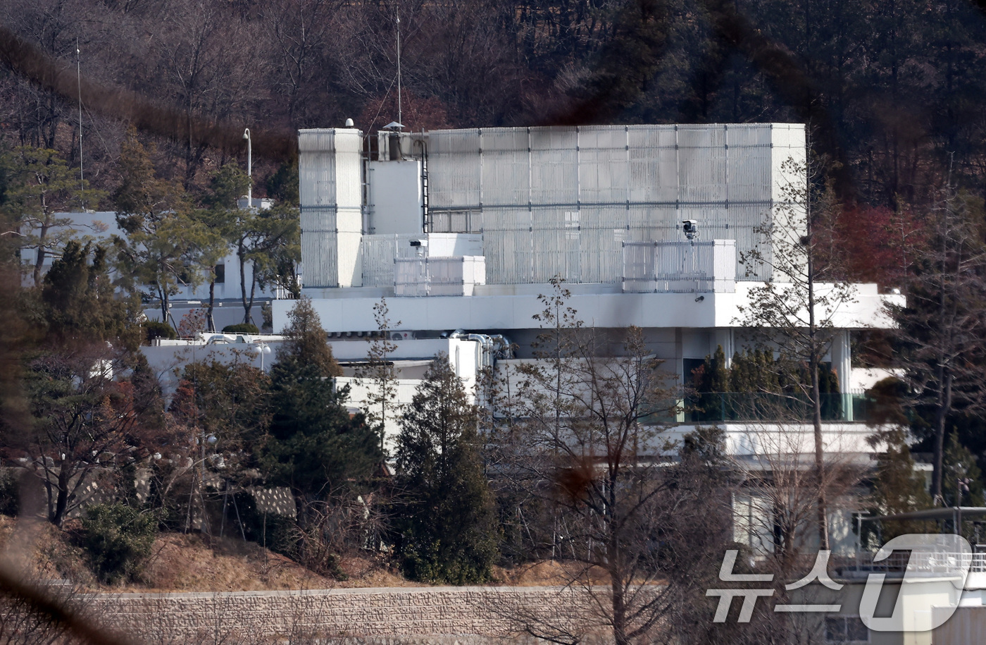 (서울=뉴스1) 김성진 기자 = 법원의 윤석열 대통령 구속 취소 결정 이후 첫 주말인 8일 서울 용산구 한남동 대통령 관저가 적막한 모습을 보이고 있다. 2025.3.8/뉴스1