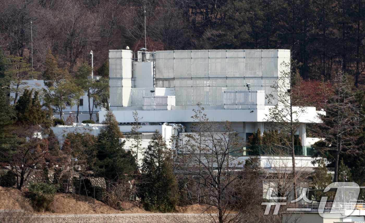 (서울=뉴스1) 김성진 기자 = 법원의 윤석열 대통령 구속 취소 결정 이후 첫 주말인 8일 서울 용산구 한남동 대통령 관저가 적막한 모습을 보이고 있다. 2025.3.8/뉴스1