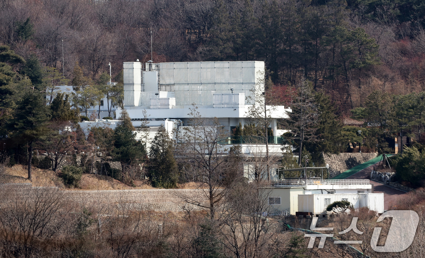 (서울=뉴스1) 김성진 기자 = 법원의 윤석열 대통령 구속 취소 결정 이후 첫 주말인 8일 서울 용산구 한남동 대통령 관저가 적막한 모습을 보이고 있다. 2025.3.8/뉴스1