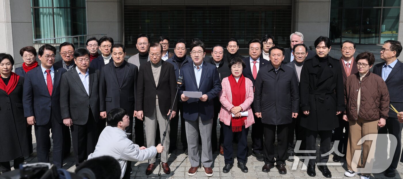 본문 이미지 - 권성동 국민의힘 원내대표가 8일 서울 서초구 대검찰청 앞에서 열린 비상의원총회에서 윤석열 대통령의 즉각 석방을 촉구하는 발언을 하고 있다. 2025.3.8/뉴스1 ⓒ News1 오대일 기자