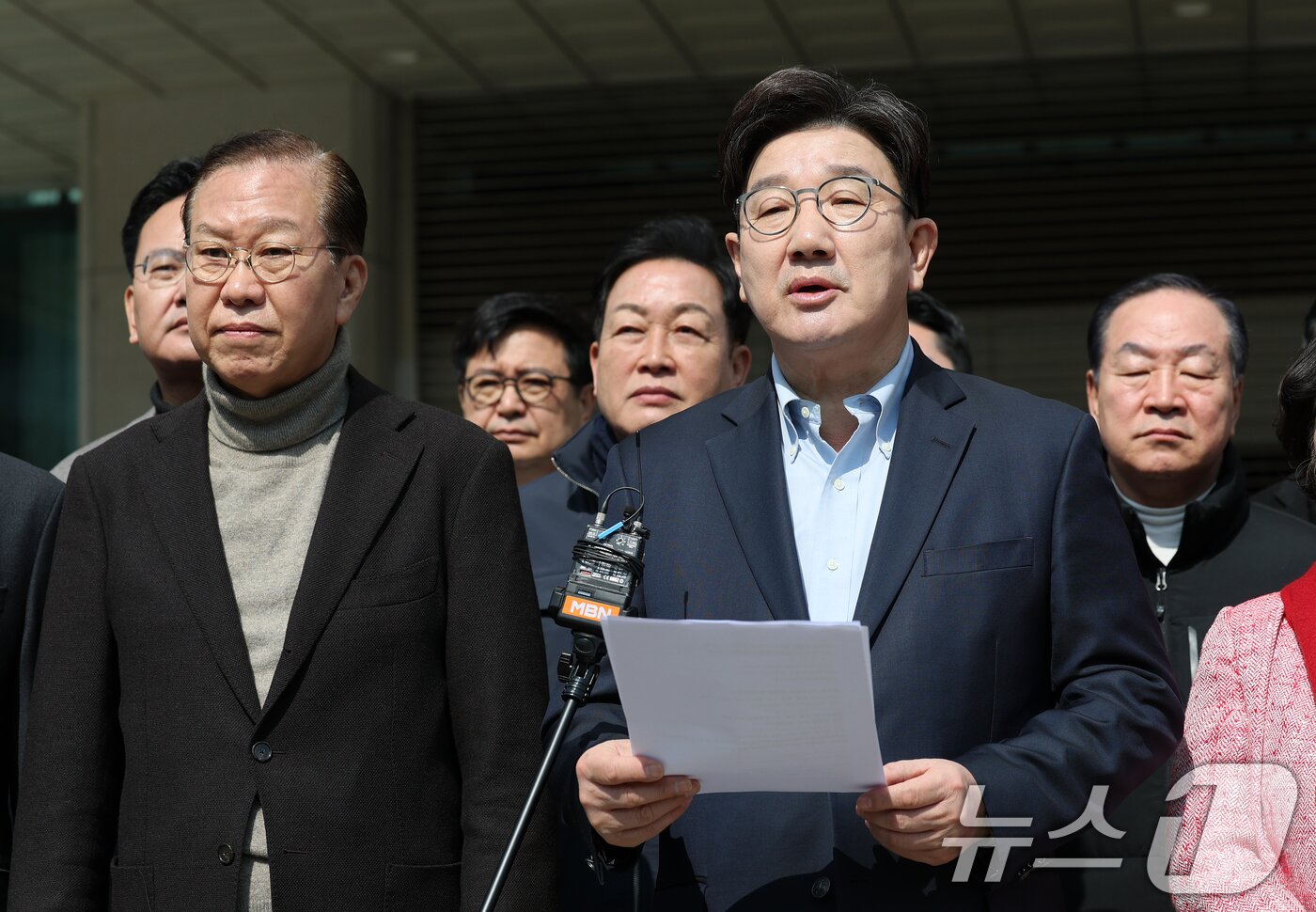 본문 이미지 - 권성동 국민의힘 원내대표가 8일 서울 서초구 대검찰청 앞에서 열린 비상의원총회에서 윤석열 대통령의 즉각 석방을 촉구하는 발언을 하고 있다. 2025.3.8/뉴스1 ⓒ News1 오대일 기자