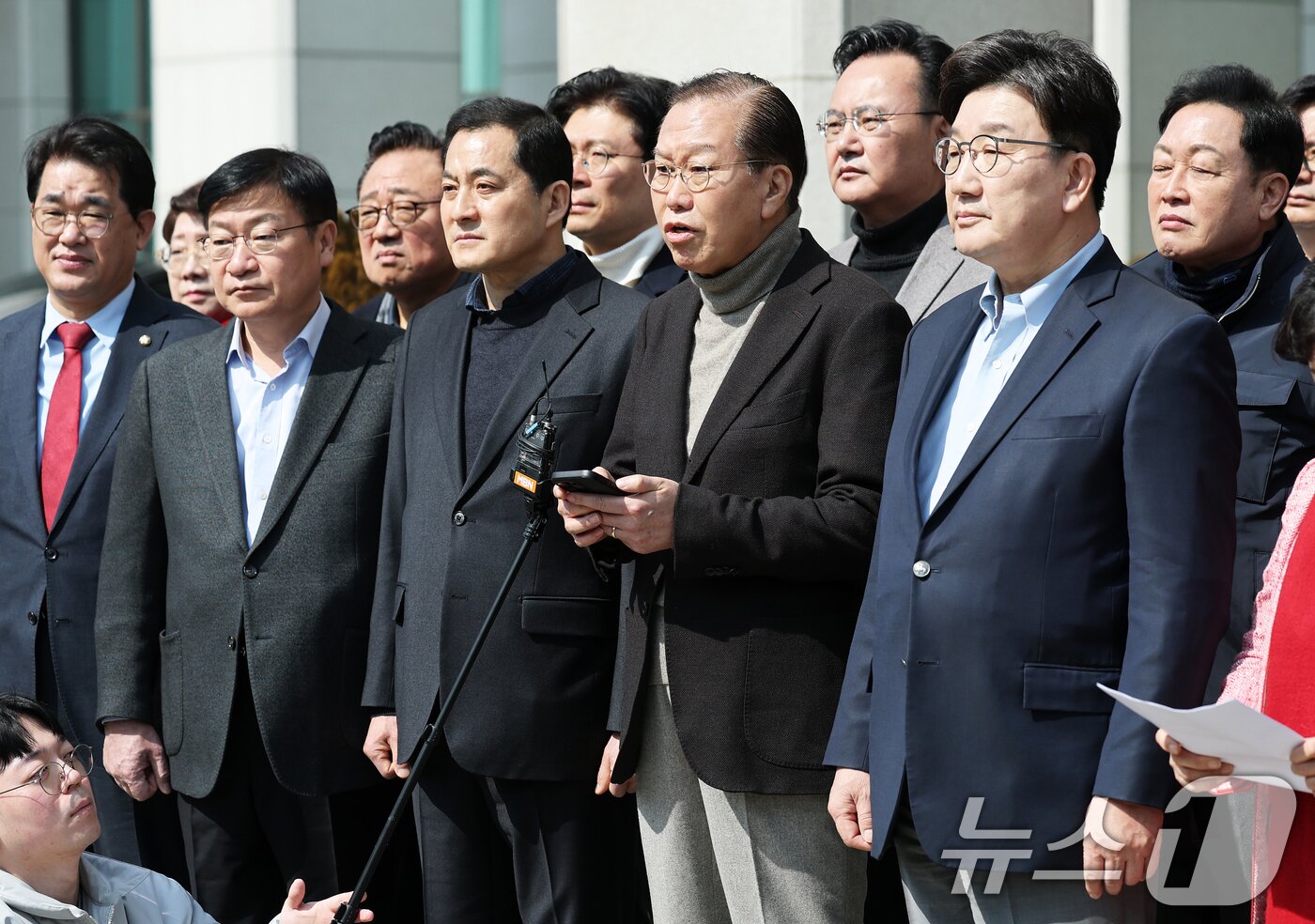 본문 이미지 - 권영세 국민의힘 비상대책위원장이 8일 서울 서초구 대검찰청 앞에서 열린 비상의원총회에서 윤석열 대통령의 즉각 석방을 촉구하는 발언을 하고 있다. ⓒ News1 오대일 기자