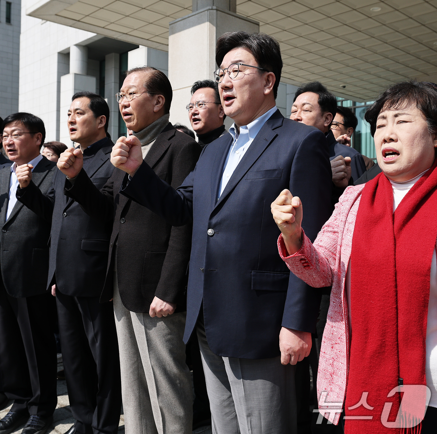 (서울=뉴스1) 오대일 기자 = 권영세 비상대책위원장과 권성동 원내대표를 비롯한 국민의힘 의원들이 8일 서울 서초구 대검찰청 앞에서 열린 비상의원총회에서 윤석열 대통령의 즉각 석방 …