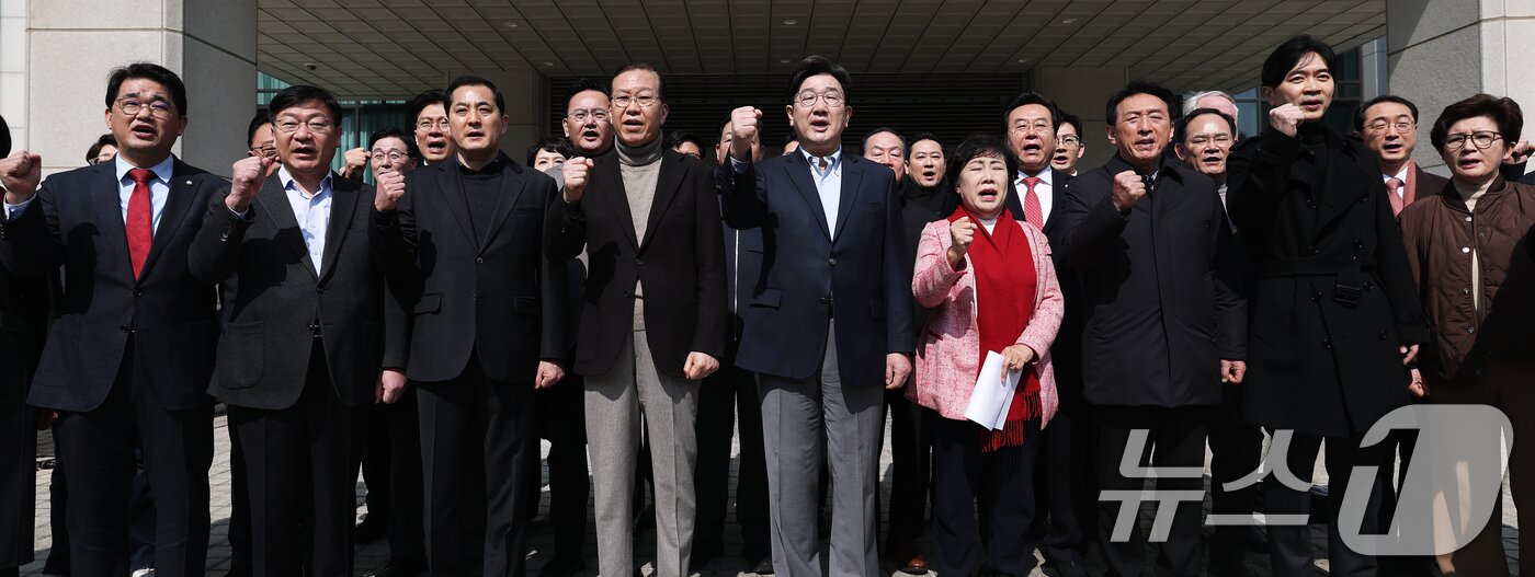 본문 이미지 - 권영세 비상대책위원장과 권성동 원내대표를 비롯한 국민의힘 의원들이 8일 서울 서초구 대검찰청 앞에서 열린 비상의원총회에서 윤석열 대통령의 즉각 석방을 촉구하는 구호를 외치고 있다. 2025.3.8/뉴스1 ⓒ News1 오대일 기자