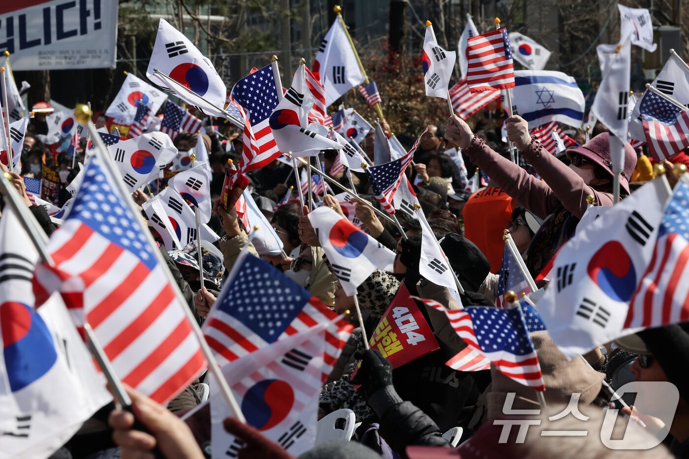 본문 이미지 - 법원의 윤석열 대통령 구속 취소 결정 이후 첫 주말인 8일 오후 광화문 광장 일대에서 열린 자유통일을 위한 국민대회에서 참가자들이 윤 대통령 탄핵 기각을 촉구하고 있다. 2025.3.8/뉴스1 ⓒ News1 이동해 기자