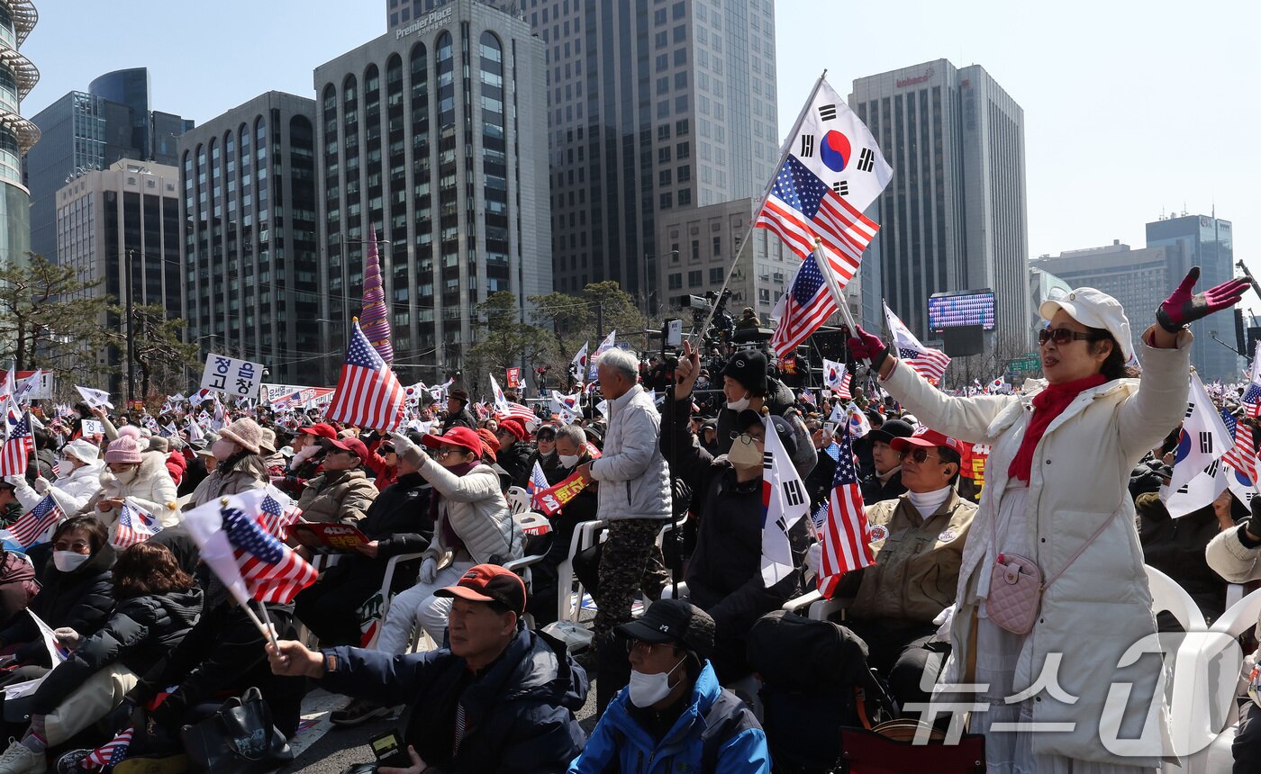 본문 이미지 - 법원의 윤석열 대통령 구속 취소 결정 이후 첫 주말인 8일 오후 광화문 광장 일대에서 열린 자유통일을 위한 국민대회에서 참가자들이 윤석열 대통령 탄핵 기각을 촉구하고 있다. 2025.3.8/뉴스1 ⓒ News1 이동해 기자