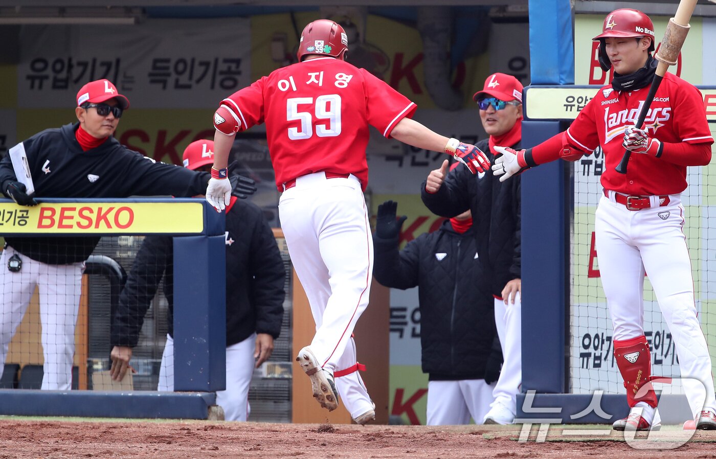 본문 이미지 - 8일 오후 대구 삼성라이온즈파크에서 열린 프로야구 &#39;2025 신한 SOL 뱅크 KBO 리그&#39; SSG 랜더스와 삼성 라이온즈의 시범경기, 3회초 1사 상황 SSG 8번타자 이지영이 좌월 1점 홈런을 터뜨린 뒤 축하를 받고 있다. 2025.3.8/뉴스1 ⓒ News1 공정식 기자