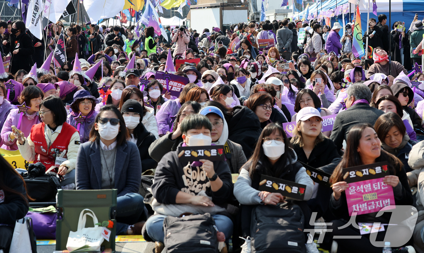 (서울=뉴스1) 이동해 기자 = 한국여성단체연합 회원들과 참석자들이 8일 서울 종로구 경복궁 동십자각 인근에서 3·8 세계 여성의 날을 맞아 열린 40회 한국 여성대회 기념식에서 …