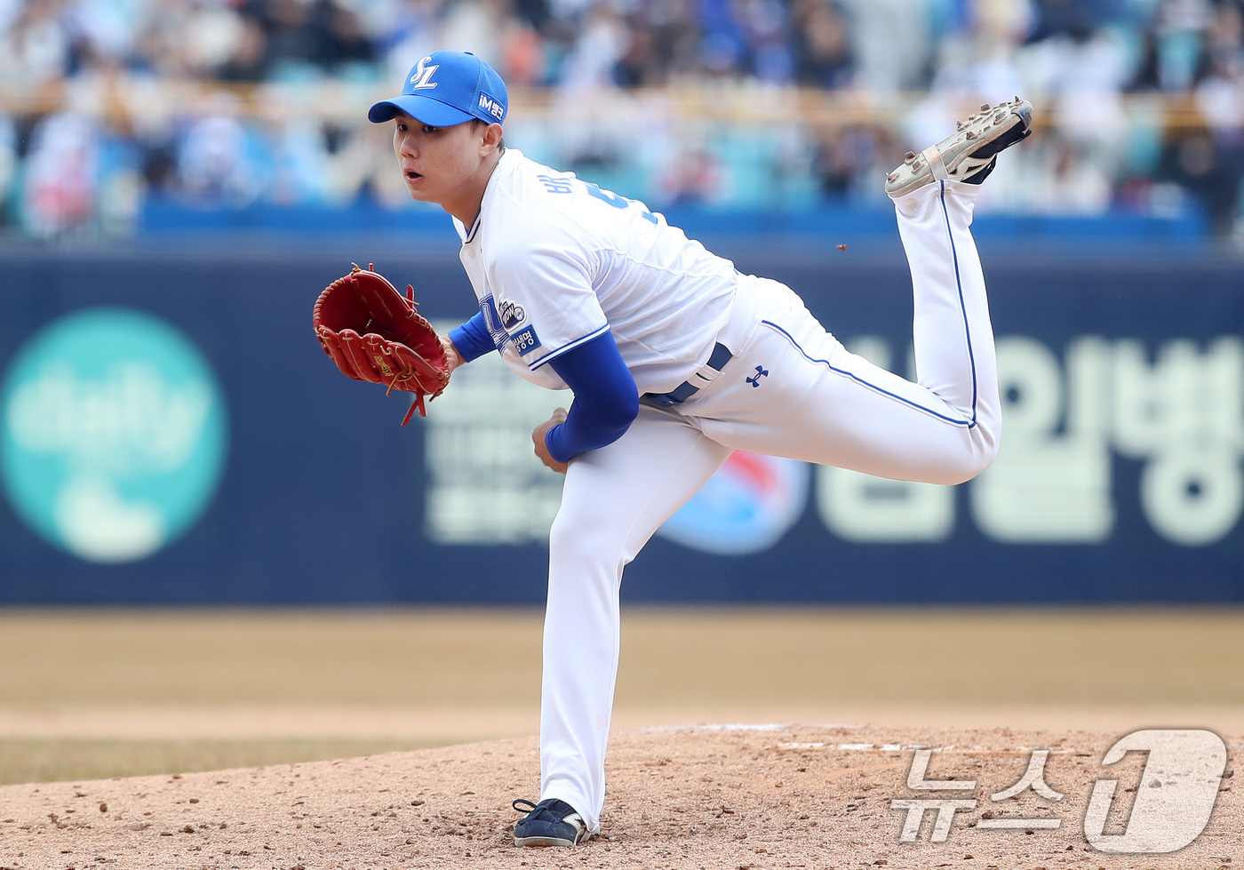 (대구=뉴스1) 공정식 기자 = 8일 오후 대구 삼성라이온즈파크에서 열린 프로야구 '2025 신한 SOL 뱅크 KBO 리그' SSG 랜더스와 삼성 라이온즈의 시범경기, 6회초 마운 …