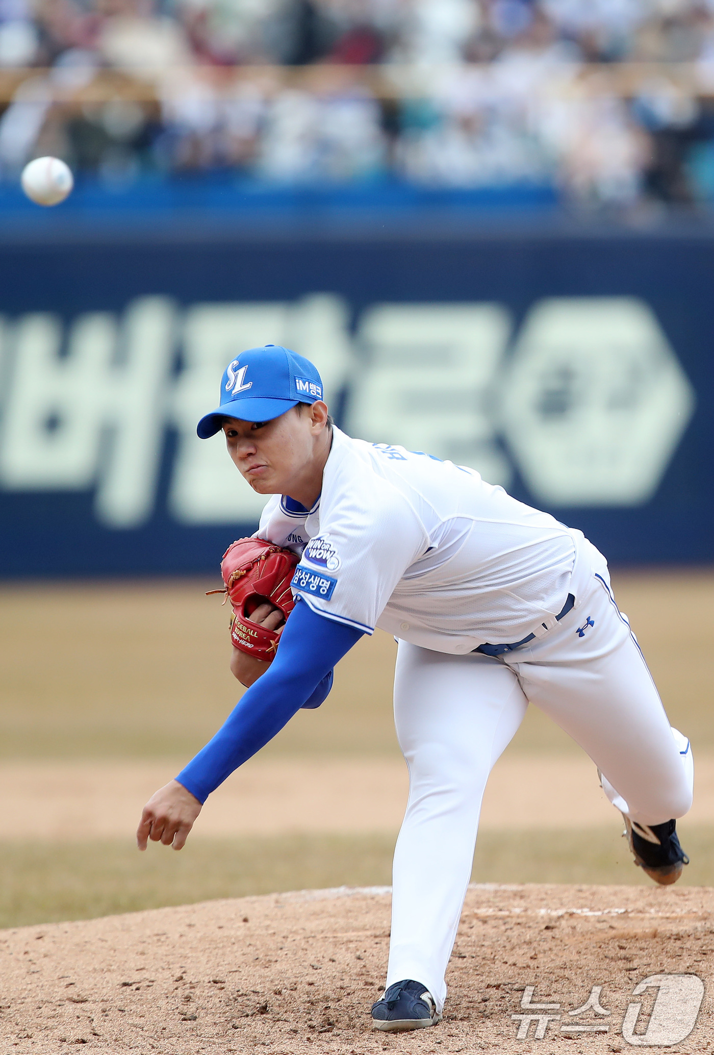 (대구=뉴스1) 공정식 기자 = 8일 오후 대구 삼성라이온즈파크에서 열린 프로야구 '2025 신한 SOL 뱅크 KBO 리그' SSG 랜더스와 삼성 라이온즈의 시범경기, 6회초 마운 …