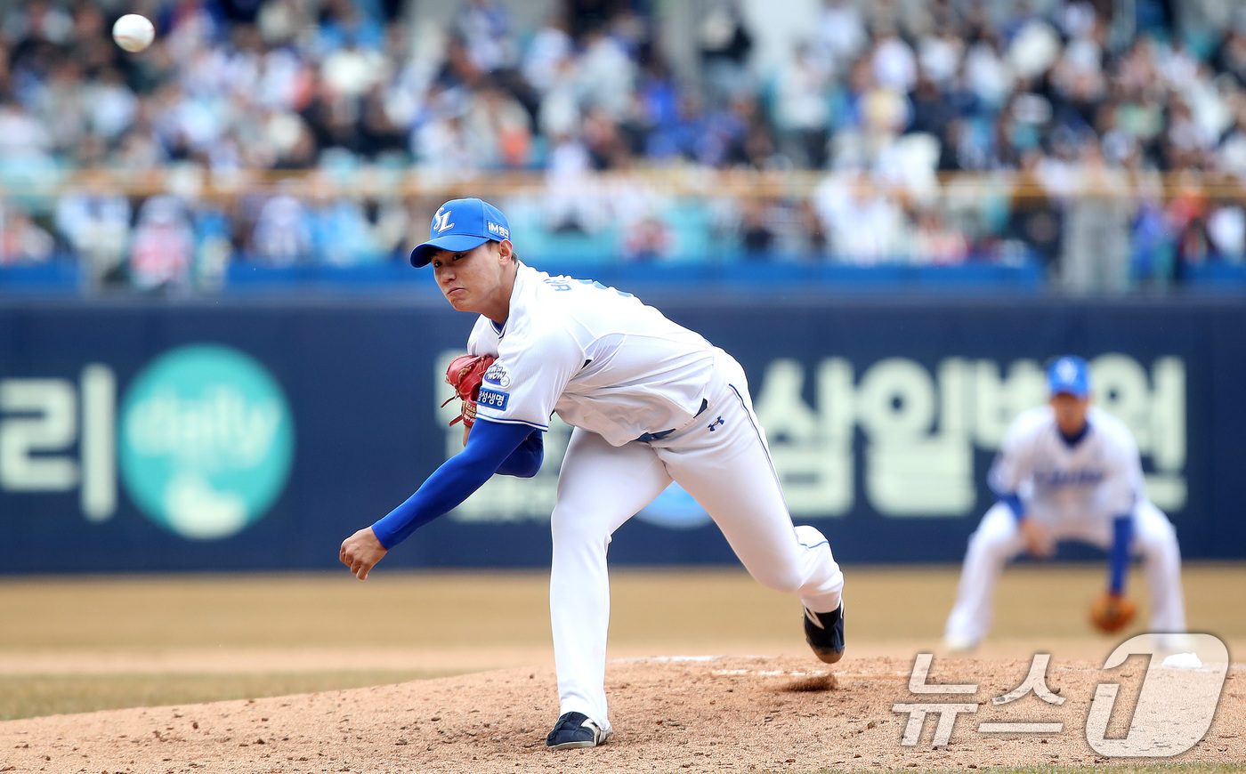 (대구=뉴스1) 공정식 기자 = 8일 오후 대구 삼성라이온즈파크에서 열린 프로야구 '2025 신한 SOL 뱅크 KBO 리그' SSG 랜더스와 삼성 라이온즈의 시범경기, 6회초 마운 …