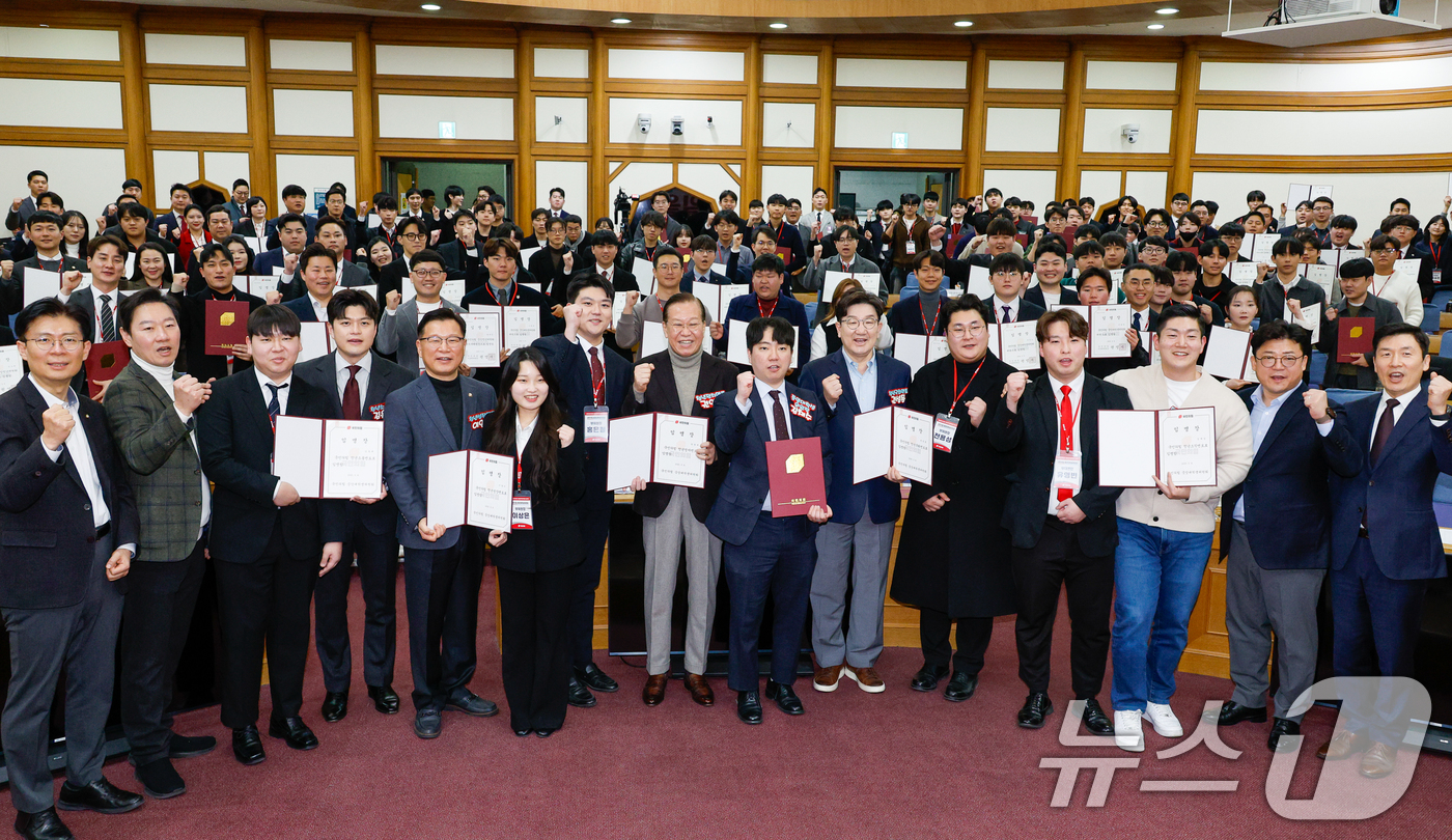 (서울=뉴스1) 안은나 기자 = 권영세 국민의힘 비상대책위원장과 권성동 원내대표가 8일 오후 서울 여의도 국회의원회관에서 열린 중앙청년위원회·중앙대학생위원회 합동 발대식에서 참석자 …