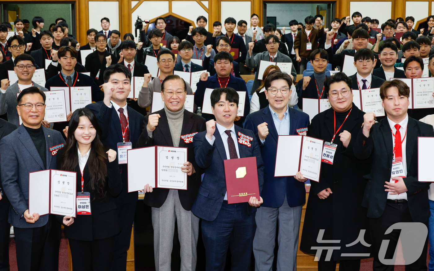 (서울=뉴스1) 안은나 기자 = 권영세 국민의힘 비상대책위원장과 권성동 원내대표가 8일 오후 서울 여의도 국회의원회관에서 열린 중앙청년위원회·중앙대학생위원회 합동 발대식에서 참석자 …