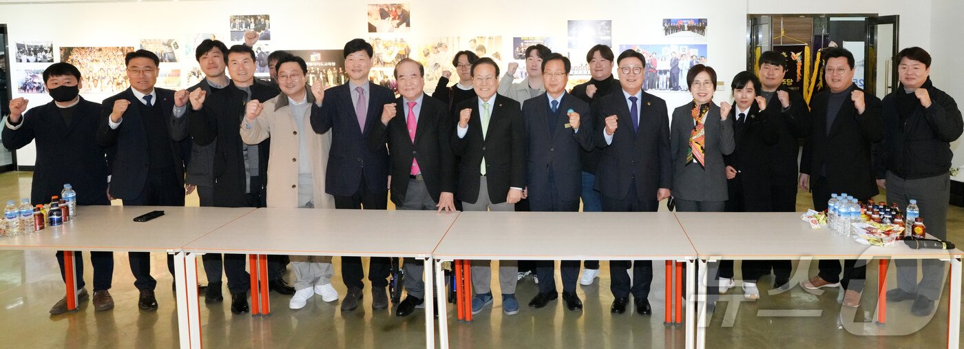 본문 이미지 - 2025 전북보도사진전 개막식이 열린 7일 전북자치도 전주시 한국전통문화의전당 기획전시실에서 오세림 전북사진기자협회 협회장을 비롯한 내빈과 전북사진기자협회 회원들이 기념촬영을 하고 있다.(전북사진기자협회 제공. 재판매 및 DB금지)