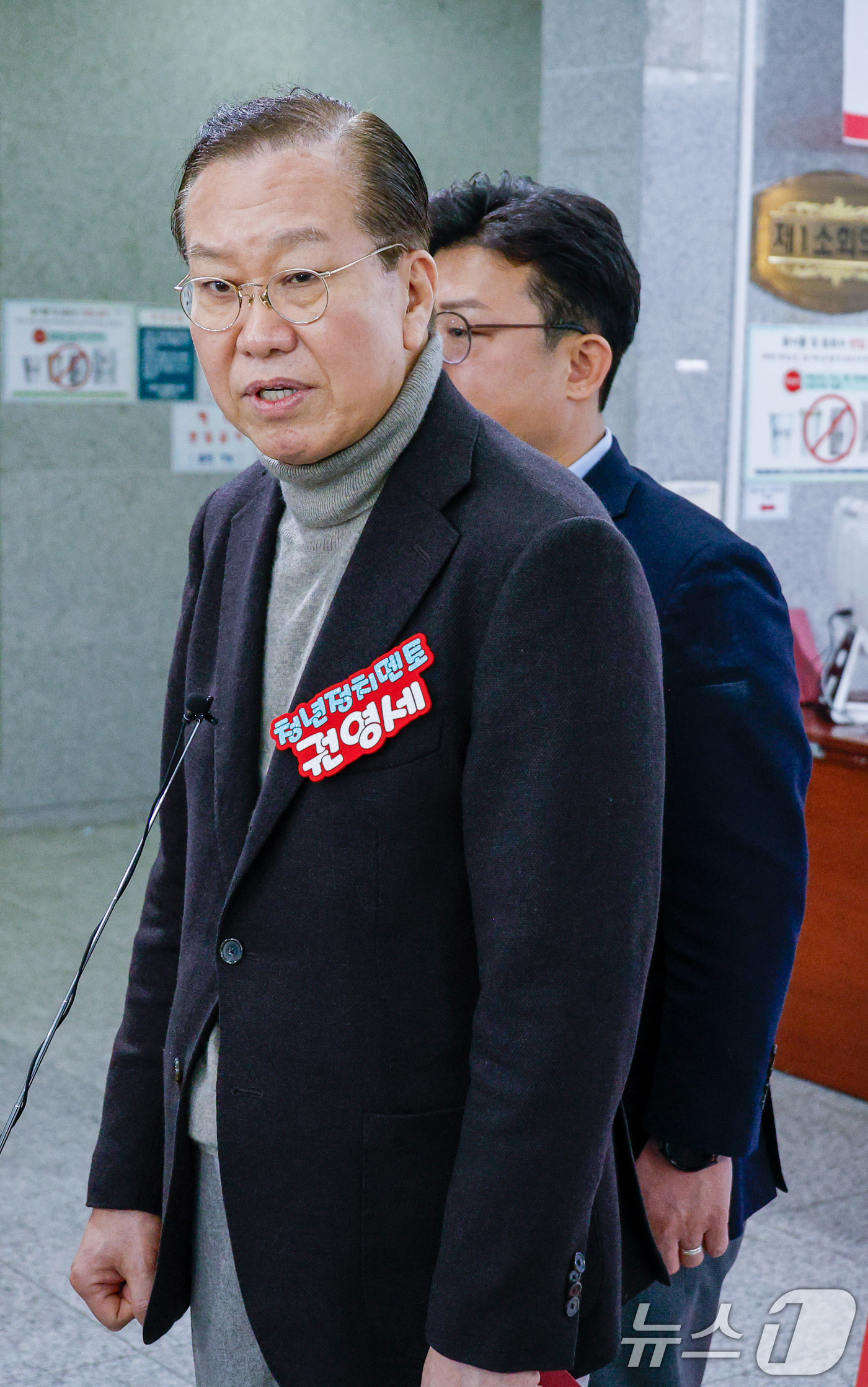 (서울=뉴스1) 안은나 기자 = 권영세 국민의힘 비상대책위원장이 8일 오후 서울 여의도 국회의원회관에서 검찰의 윤석열 대통령 구속취소 즉시항고 포기 결론 관련 취재진 질문에 답하고 …