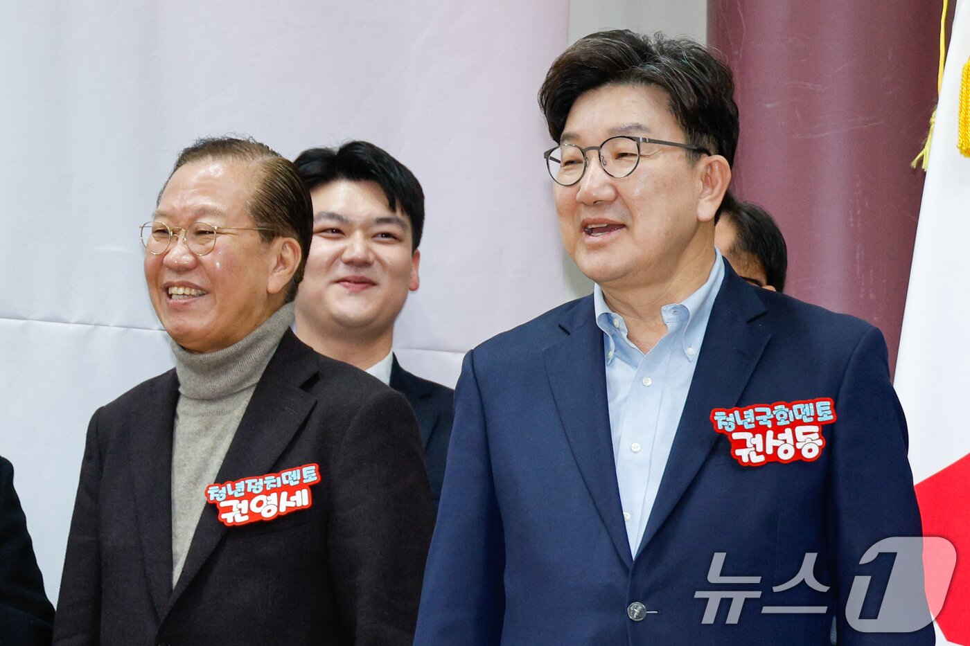 본문 이미지 - 권영세 국민의힘 비상대책위원장과 권성동 원내대표가 8일 오후 서울 여의도 국회의원회관에서 열린 중앙청년위원회·중앙대학생위원회 합동 발대식에 참석하고 있다. 2025.3.8/뉴스1 ⓒ News1 안은나 기자