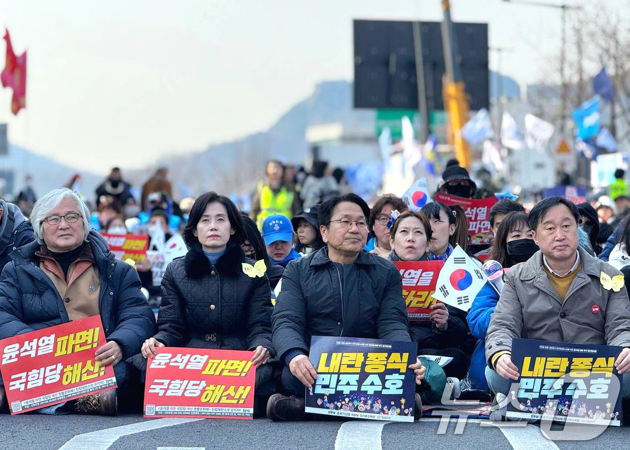 (광주=뉴스1) 박준배 기자 = 강기정 광주시장이 8일 오후 서울 종로구 안국동 네거리에서 열린 '야5당 공동 내란종식·민주헌정 수호를 위한 윤석열 파면 촉구 범국민대회'에 참가하 …