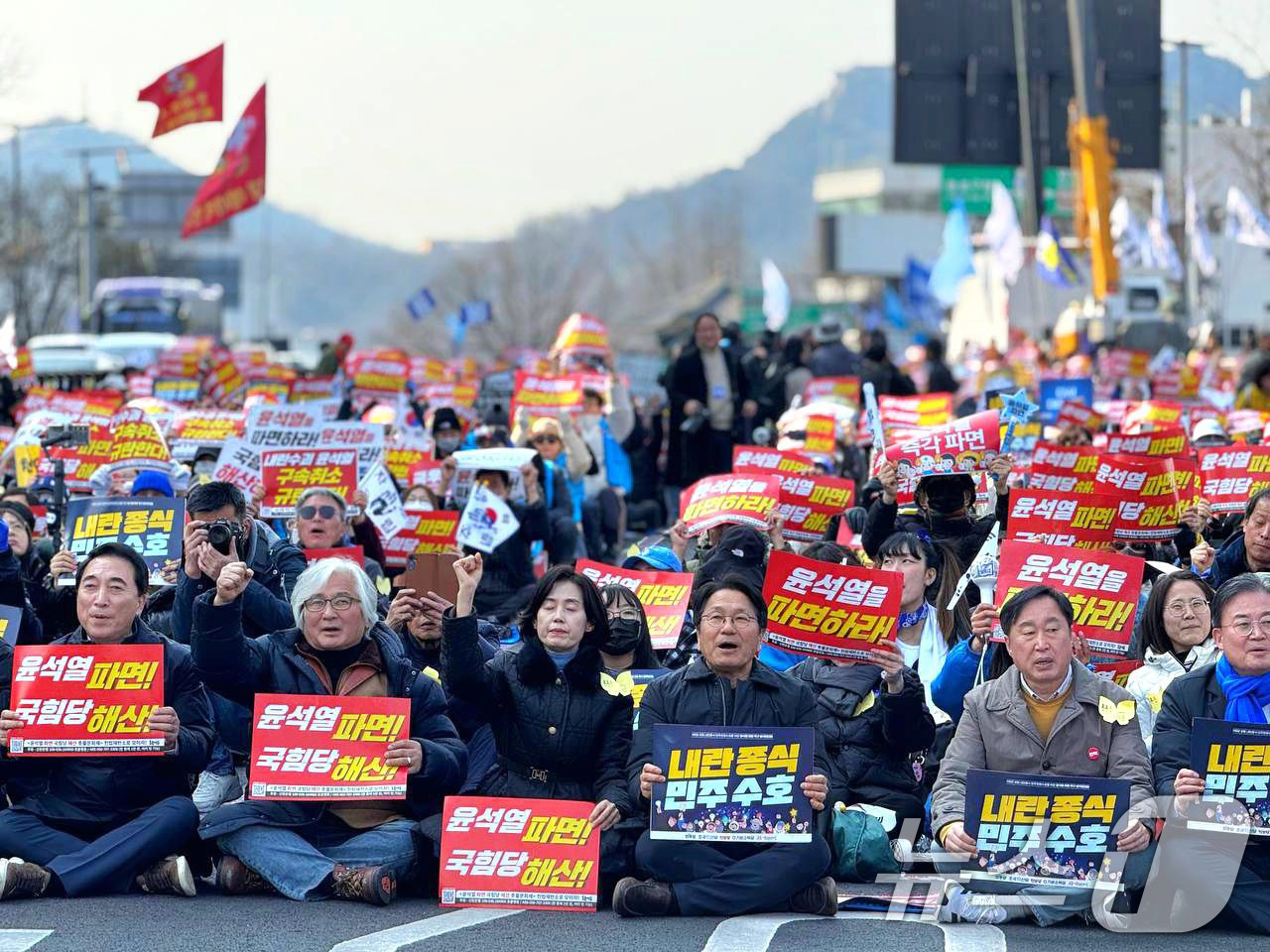 (광주=뉴스1) 박준배 기자 = 강기정 광주시장이 8일 오후 서울 종로구 안국동 네거리에서 열린 '야5당 공동 내란종식·민주헌정수호를 위한 윤석열 파면 촉구 범국민대회'에 참가하고 …