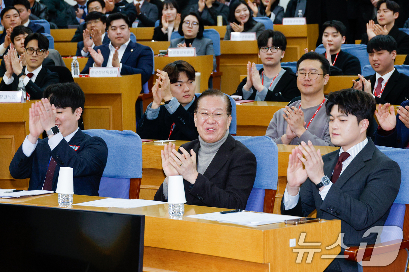 (서울=뉴스1) 안은나 기자 = 권영세 국민의힘 비상대책위원장(앞줄 가운데)과 김용태 중앙청년위원장(오른쪽), 김채수 중앙대학생위원장이 8일 오후 서울 여의도 국회의원회관에서 열린 …