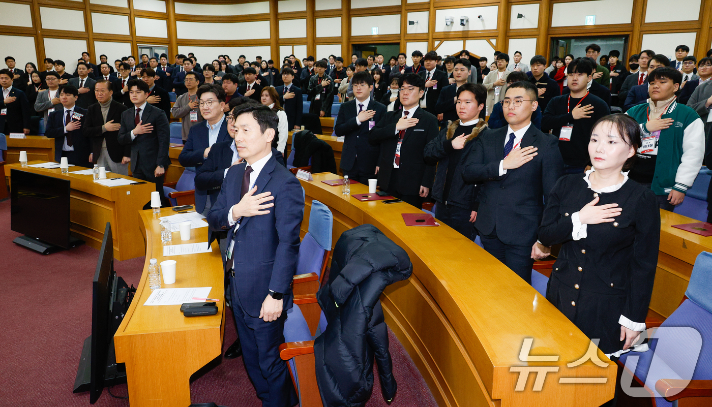 (서울=뉴스1) 안은나 기자 = 권영세 국민의힘 비상대책위원장과 권성동 원내대표를 비롯한 참석자들이 8일 오후 서울 여의도 국회의원회관에서 열린 중앙청년위원회·중앙대학생위원회 합동 …