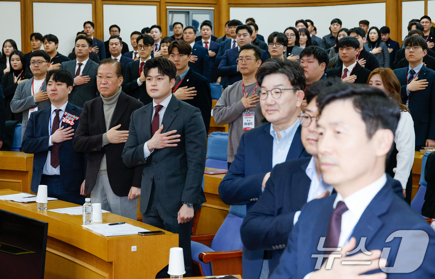 (서울=뉴스1) 안은나 기자 = 권영세 국민의힘 비상대책위원장과 권성동 원내대표를 비롯한 참석자들이 8일 오후 서울 여의도 국회의원회관에서 열린 중앙청년위원회·중앙대학생위원회 합동 …