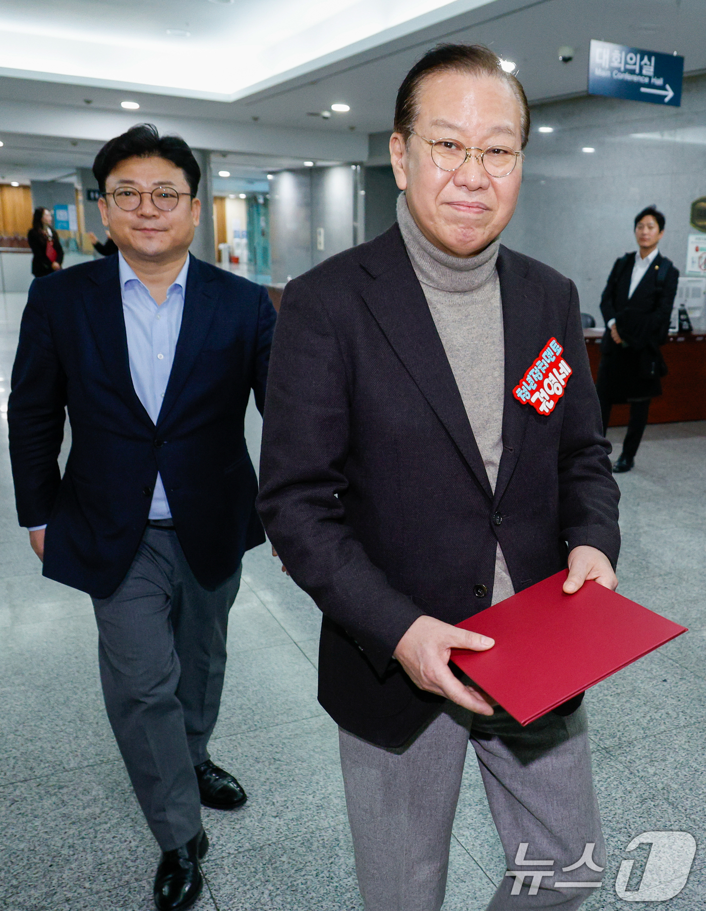 (서울=뉴스1) 안은나 기자 = 권영세 국민의힘 비상대책위원장이 8일 오후 서울 여의도 국회의원회관에서 검찰의 윤석열 대통령 구속취소 즉시항고 포기 결론 관련 취재진 질문에 답한 …