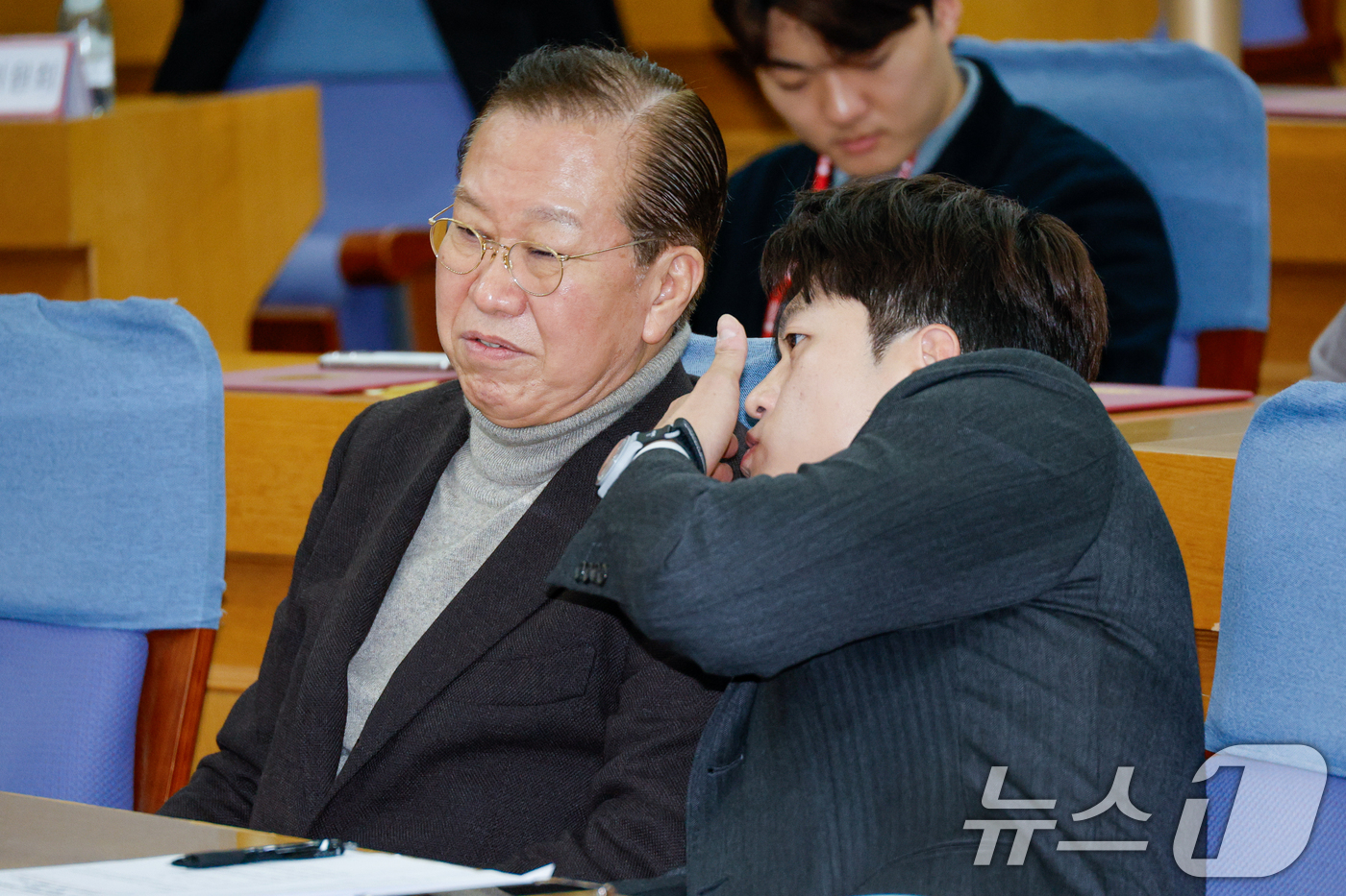 (서울=뉴스1) 안은나 기자 = 권영세 국민의힘 비상대책위원장과 김용태 중앙청년위원장이 8일 오후 서울 여의도 국회의원회관에서 열린 중앙청년위원회·중앙대학생위원회 합동 발대식에서 …