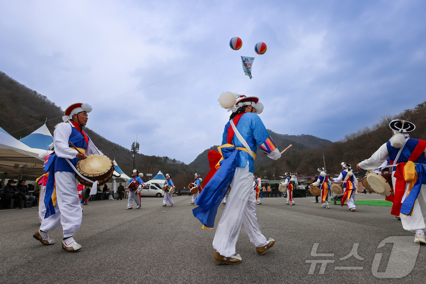 (진안=뉴스1) 김동규 기자 = 8일 전북자치도 진안군 주천면 운일암반일암 삼거광장에서 '진안고원 운장산 고로쇠 축제' 개막에 앞서 식전공연으로 증평농악이 펼쳐지고 있다. (진안군 …